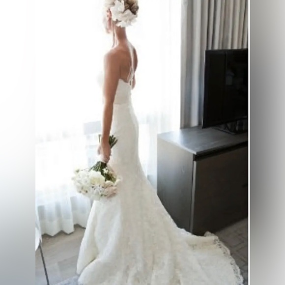 Vera Wang Dresses & Skirts - Vera Wang Lace Strapless Wedding Gown